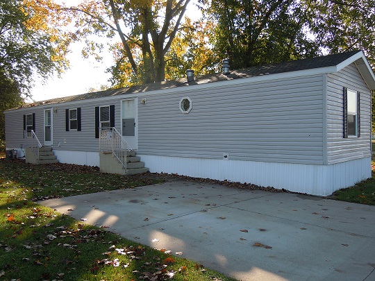 151 Walnutwood, Davison, MI 48423 