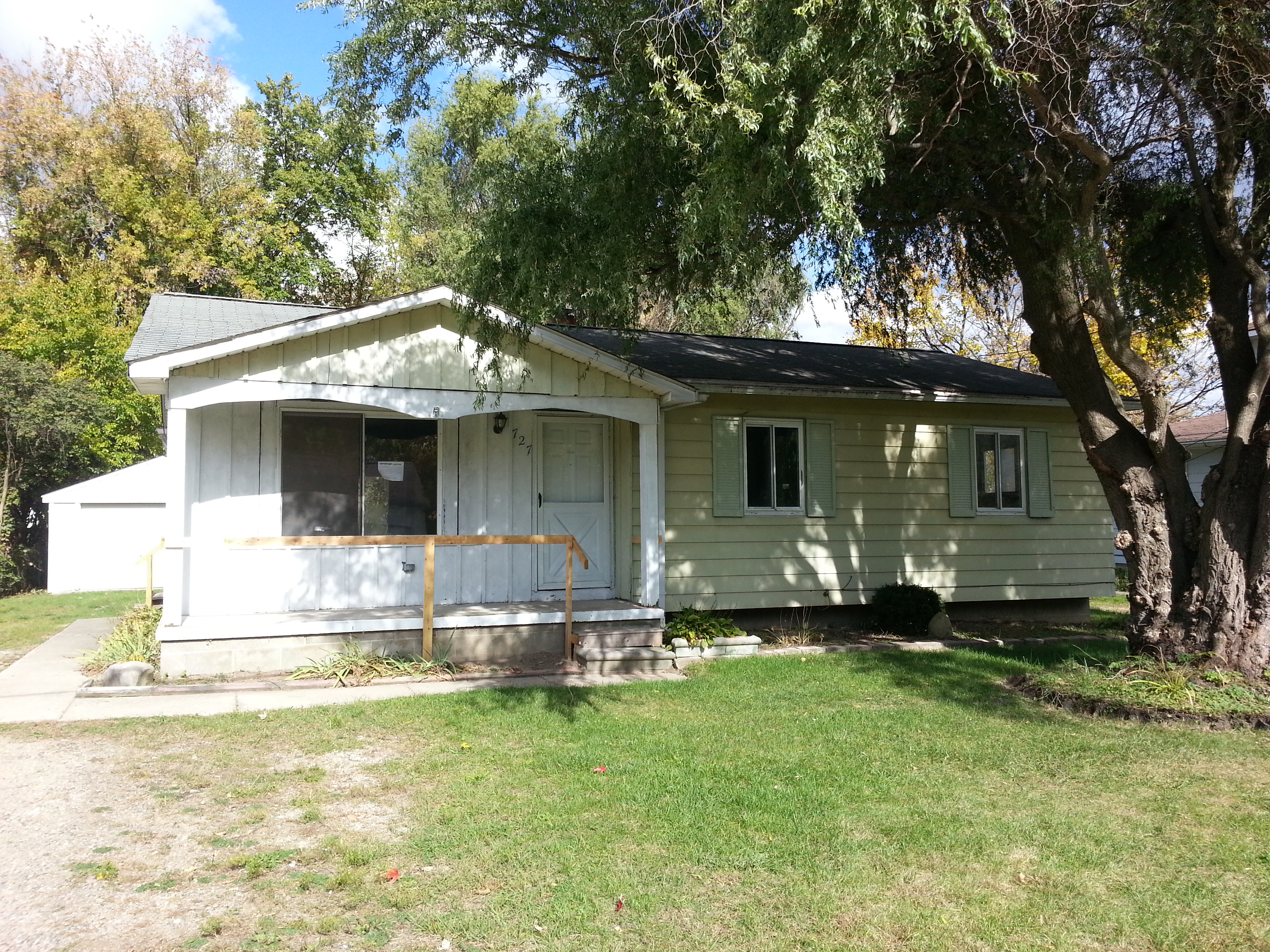 727 E Sherman St, Holly Village, MI 48442 