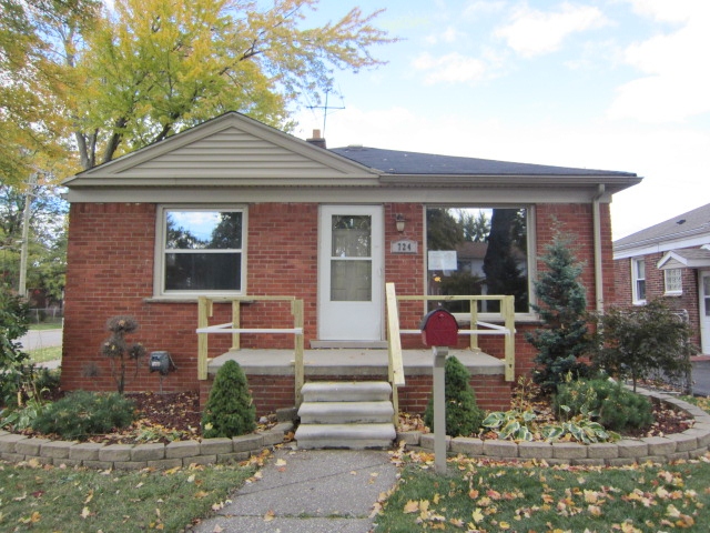 724 Emmons Blvd, Lincoln Park, MI 48146 