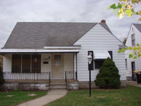 7729 Woodmont Avenue, Detroit, MI 48228 
