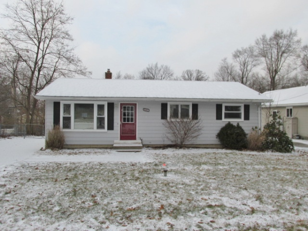 9512 Lone Pine St, White Lake, MI 48386 