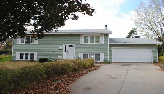 521 Lyn Park Circle North, Minneapolis, MN 55411 