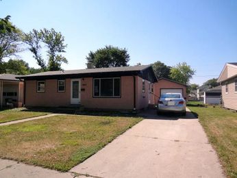 1807 10th Ave N, Moorhead, MN 56560 