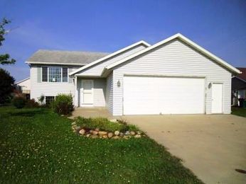 906 Dc Crt SE, Pine Island, MN 55963 