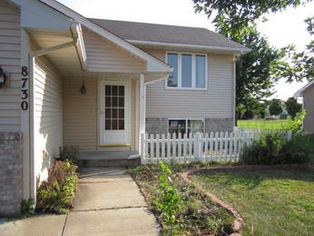 8730 Queens Garden N, Brooklyn Park, MN 55443 