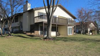 915 Heritage Crt W, Vadnais Heights, MN 55127 