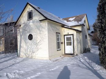 616 10th St NW, East Grand Forks, MN 56721 