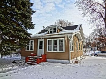 302 12th St N, Moorhead, MN 56560 