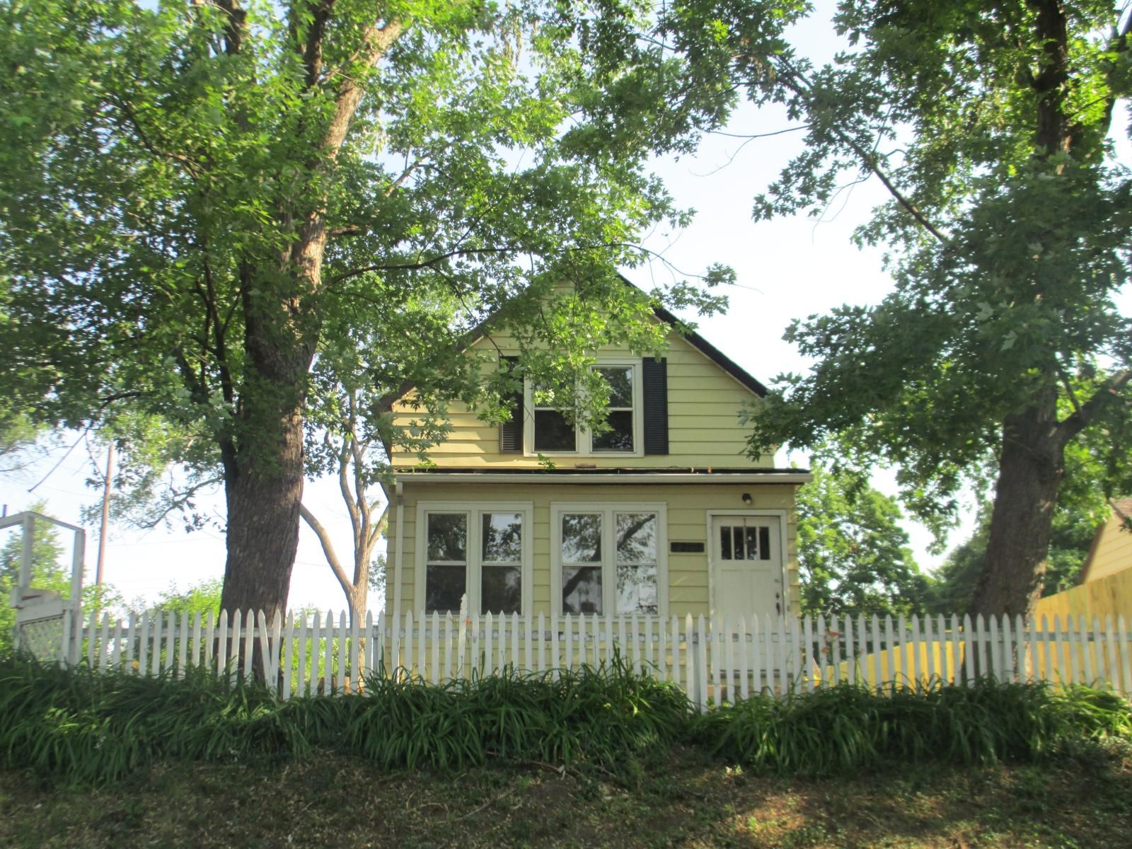 2200 E 36 1 2 St, Minneapolis, MN 55407 