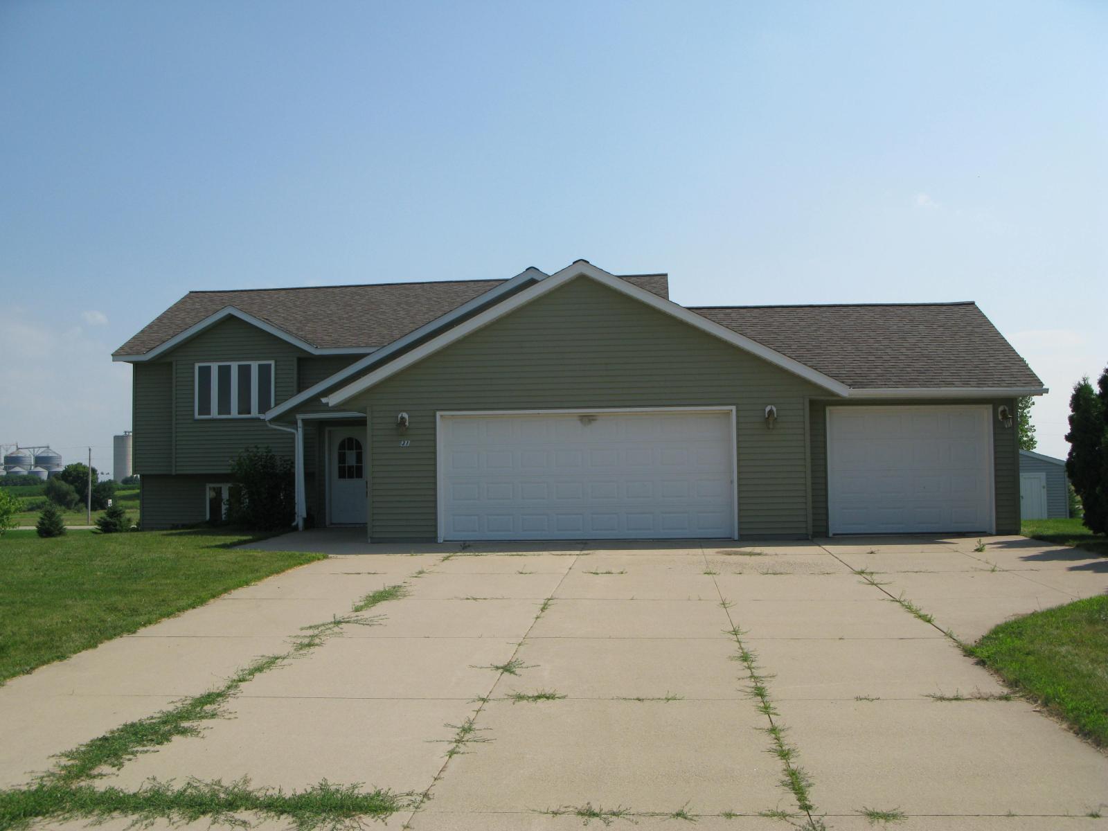 131 Charlotte Dr, Lake Crystal, MN 56055 