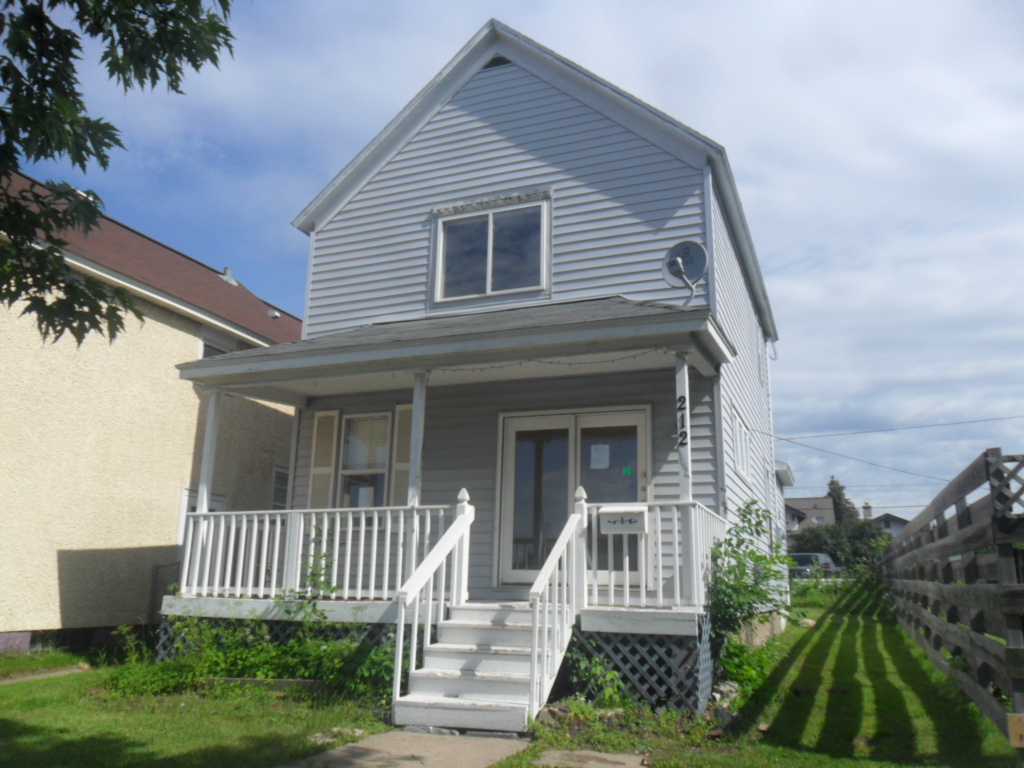 212 4th St NW, Chisholm, MN 55719 