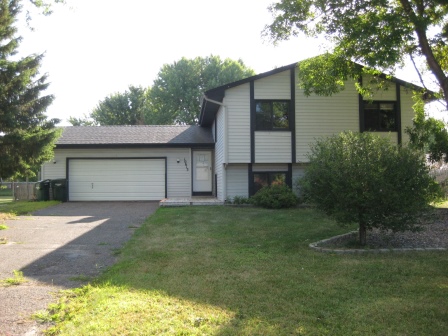 10613 National St N, Blaine, MN 55014 