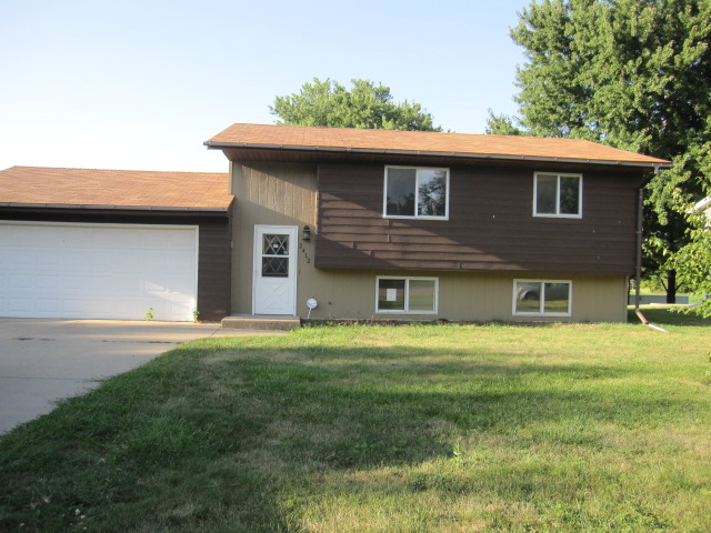 2412 Johnny Ridge R, Faribault, MN 55021 