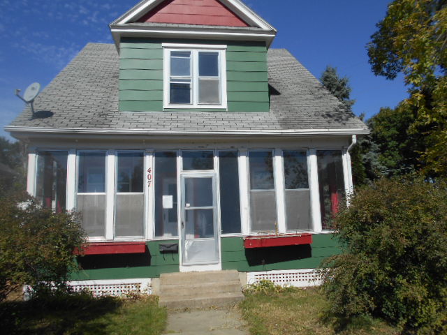 407 E 3rd St, Chaska, MN 55318 