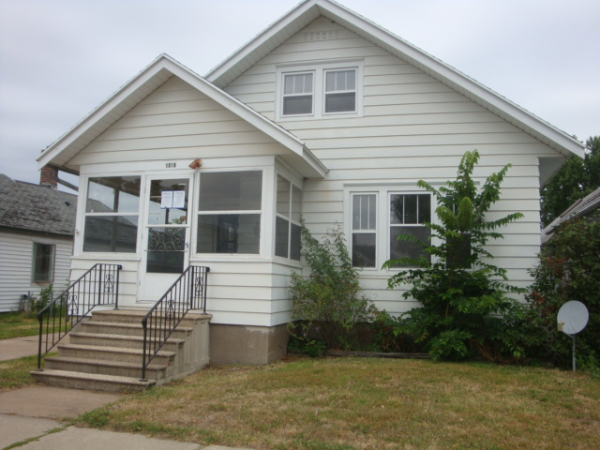 1018 E 8th St, Winona, MN 55987 