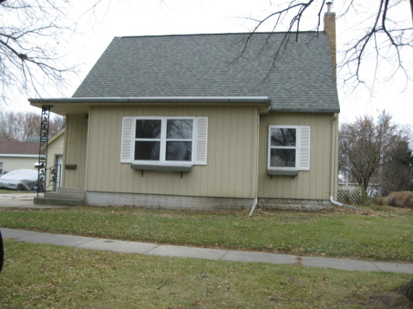 211 W. 9th St, Blue Earth, MN 56013 