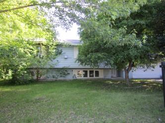 2233 Bossard Dr, Roseville, MN 55113 