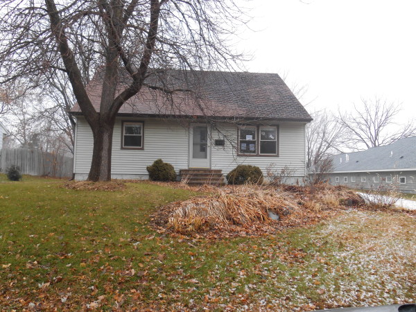 623 E 6th St, Chaska, MN 55318 