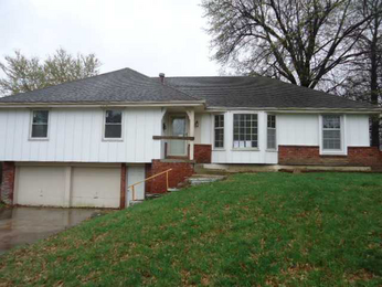 7605 E 127th St, Grandview, MO 64030 
