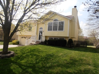 508 Huntington Dr S, Greenwood, MO 64034 