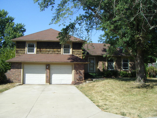 8011 Southview Dr, Grandview, MO 64030 