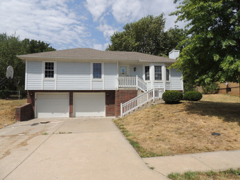 302 N Darrowby Dr, Raymore, MO 64083 