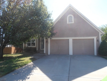 208 N Lakeshore Dr, Raymore, MO 64083 