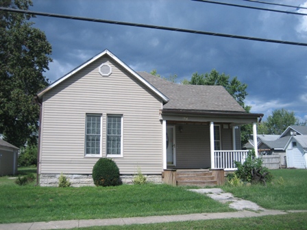 302 2nd St, Shelbina, MO 63468 