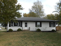 125 W 10th St, Henrietta, MO 64036 