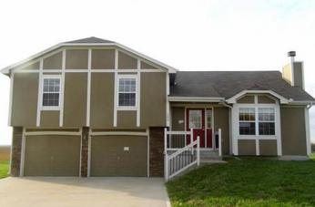 202 Pioneer St, Garden City, MO 64747 