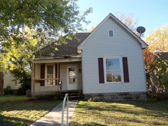 922 W 2nd St, Webb City, MO 64870 