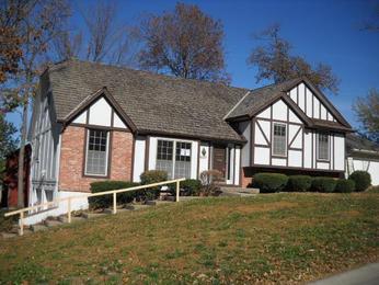 4027 NE Woodridge Dr, Lees Summit, MO 64064 