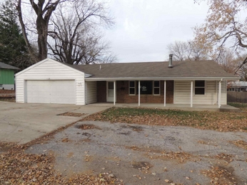 909 NW Zaun Ave, Blue Springs, MO 64015 