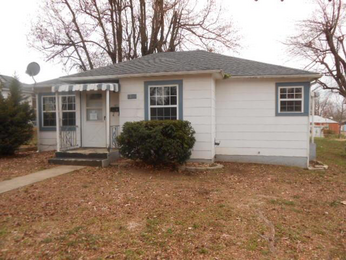 1011 S Rinker Ave, Aurora, MO 65605 