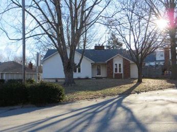 1004 NW Woodlynne Drive, Blue Springs, MO 64015 