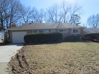 8370 Gladys Dr, Hazelwood, MO 63042 