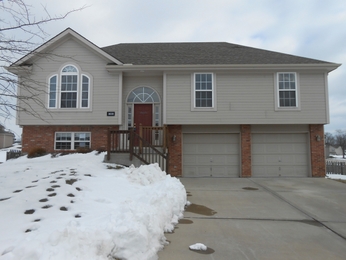 10319 N Cypress Ave, Kansas City, MO 64156 