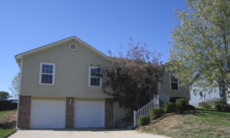 1919 Chestnut Drive, Pleasant Hill, MO 64080 