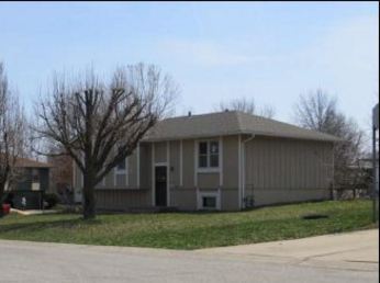 1610 SE Camelot Ct, Oak Grove, MO 64075 