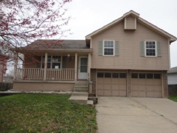 617 S E Bugle Ct, Blue Springs, MO 64014 