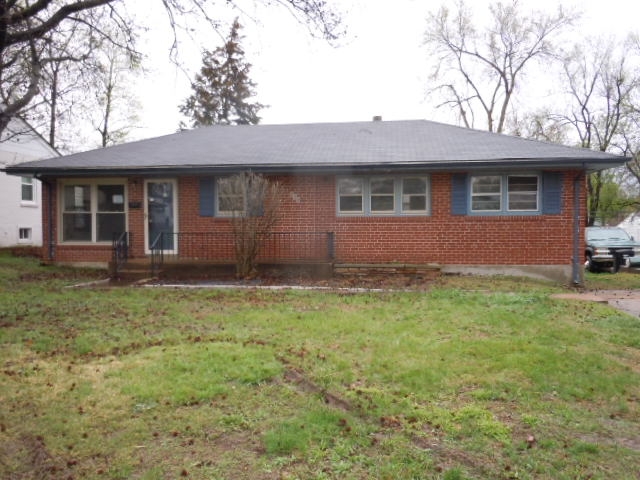 235 Maple Dr, Florissant, MO 63031 