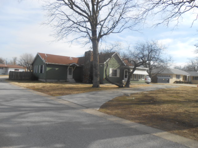 2016 Oak Ridge Drive, Neosho, MO 64850 