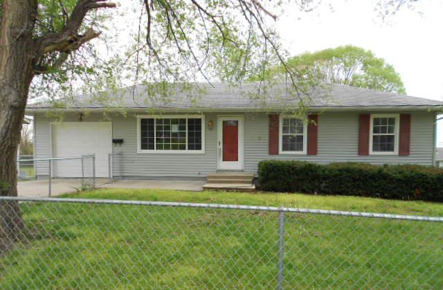 902 Jackson St, Pleasant Hill, MO 64080 