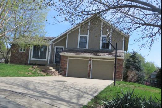 179 NE Basswood Cir, Lees Summit, MO 64064 