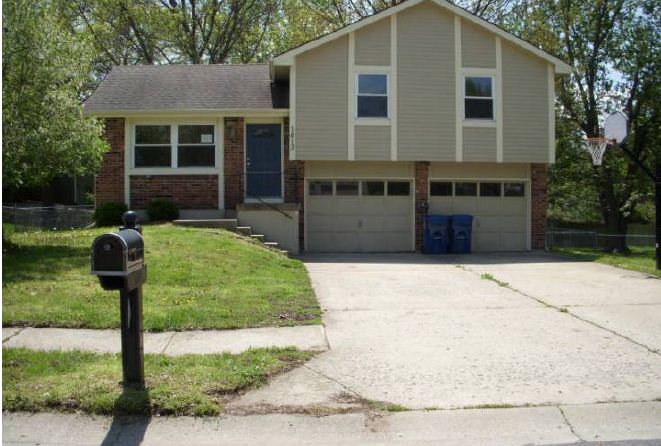 1813 Cemco Dr, Liberty, MO 64068 