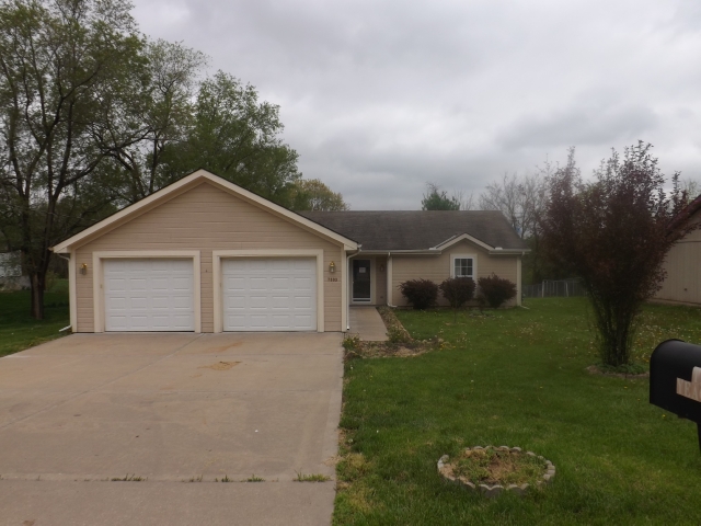 7303 Oak St, Pleasant Valley, MO 64068 
