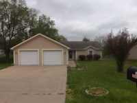7303 Oak St, Pleasant Valley, MO 64068 