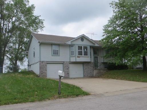 801 SE 16th Ter, Oak Grove, MO 64075 