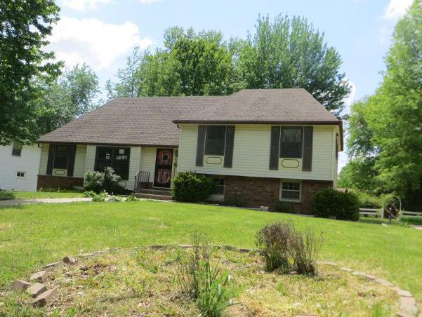 8700 Crescent Ave, Raytown, MO 64138 