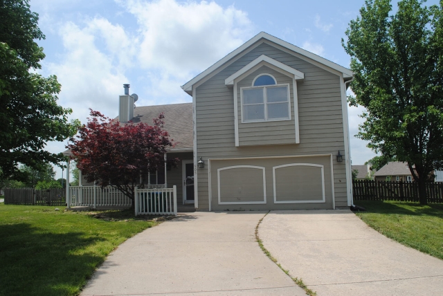 505 Preakness Dr, Raymore, MO 64083 